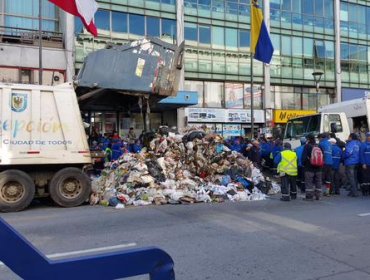 Concepción: Recolectores de basura descargan camión frente a municipalidad como protesta