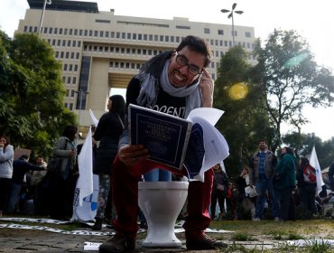 Profesores se manifiestan en las afueras del Congreso Nacional