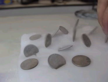 Video: Impresionante reacción de estas monedas cuando entran en contacto con hielo