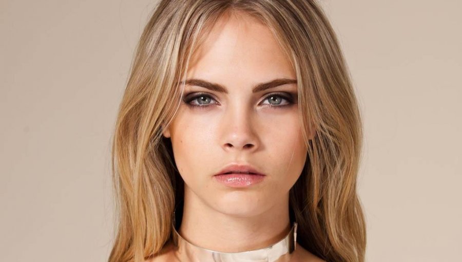 Cara Delevingne sufre fuerte caída en avant premiere de "Ciudades de Papel"