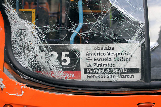 Persecución termina con vehículo estrellado frente a comisaría