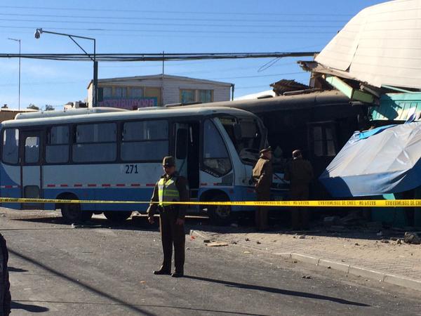 A 27 subió cifra de heridos por choque de buses -uno de Carabineros- en Calama