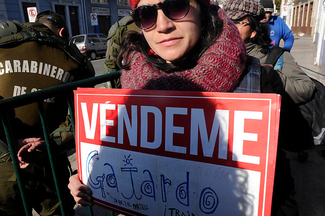 Profesores protestan fuera del Congreso