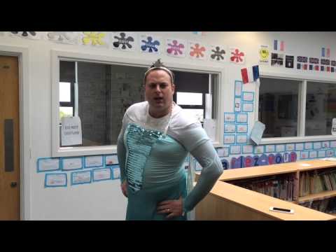 Video: Vestido de "Frozen" este jugado profesor les cantó a sus alumnos