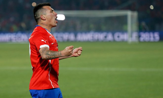 Gary Medel se tatuó la Copa América en su pierna