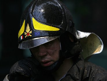 Insólito: Bombero termina con fractura tras agresión en incendio en Padre Hurtado