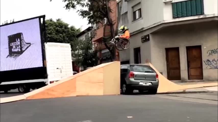 Video: La venganza de la rampa les enseña a no estacionar en accesos a discapacitados