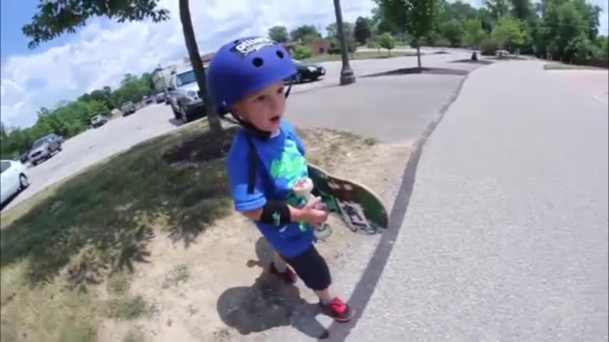 Video: Un pequeño de tres años sorprende aprendiendo su primer truco de skate