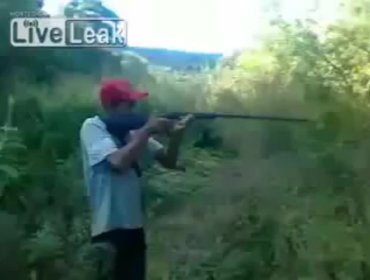 Video: Por poco se vuela la cara de un escopetazo