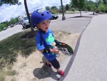 Video: Un pequeño de tres años sorprende aprendiendo su primer truco de skate