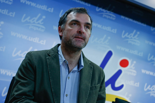 Ernesto Silva insta al Partido Comunista a marchar en defensa de los Carabineros