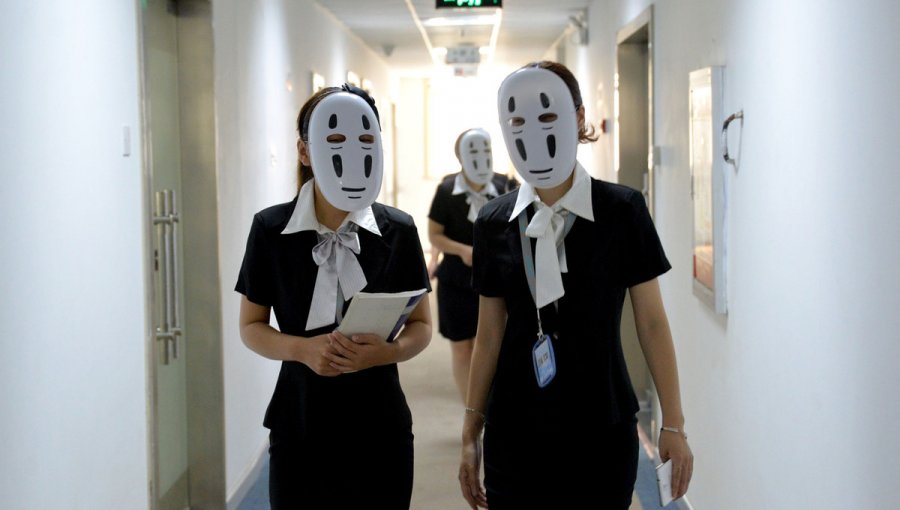 Empresa china crea particular forma de combatir el estrés laboral: "No - Face Day"