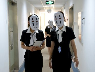 Empresa china crea particular forma de combatir el estrés laboral: "No - Face Day"