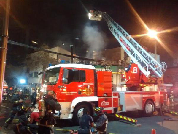 Incendio en Providencia deja tres locales afectados