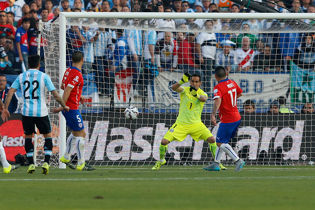 El portero y capitán de la Roja le restó relevancia al hecho de partir las Clasificatorias para el Mundial de Rusia 2018 ante Brasil.