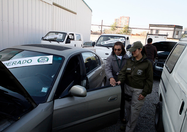 Carabineros detiene a dos personas por robo de automóvil en Macul