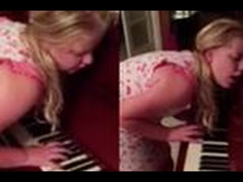 Video: Impresionante niña sonámbula toca el piano mientras duerme