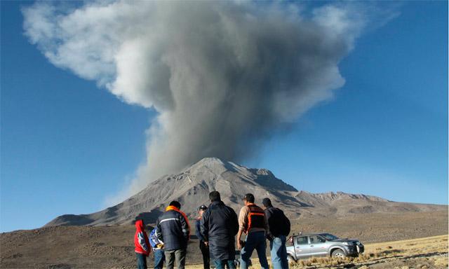 Violentas explosiones de volcán peruano Ubinas esparcen roca en sus cercanías