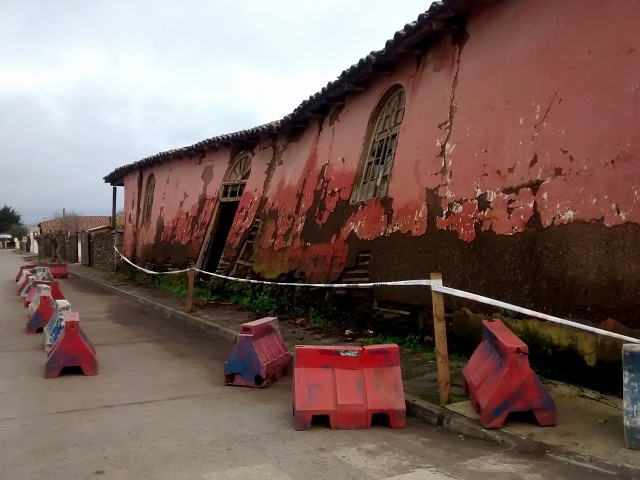 Edificio patrimonial se desploma en Cobquecura a la espera de ayuda