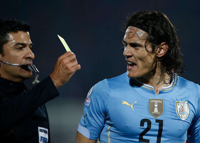 Edinson Cavani fue suspendido por dos partidos y jugaría ante Chile