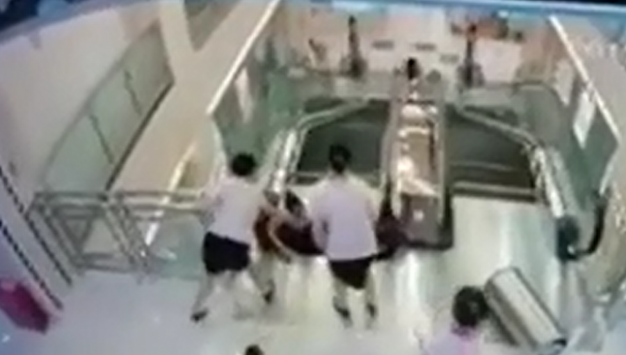 Video: Una china muere en una escalera mecánica pero salva a su hijo