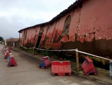 Edificio patrimonial se desploma en Cobquecura a la espera de ayuda