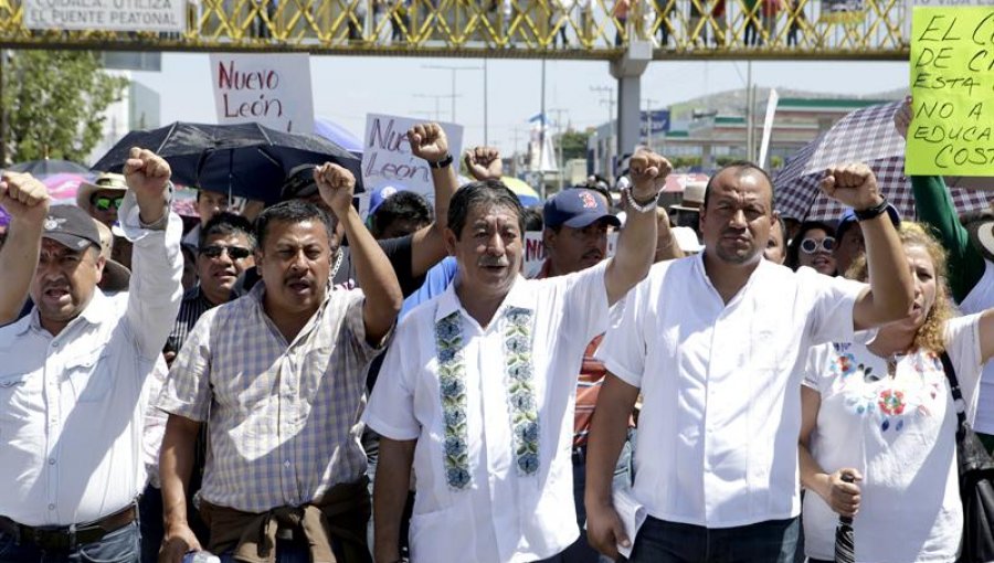 Unos 30.000 maestros marchan en Oaxaca y se declaran en resistencia