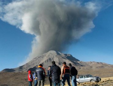 Violentas explosiones de volcán peruano Ubinas esparcen roca en sus cercanías