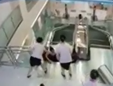 Video: Una china muere en una escalera mecánica pero salva a su hijo