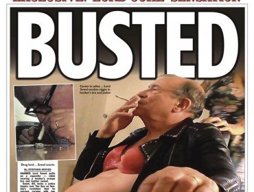 Revuelo causa en Inglaterra fotos de un político fumando con sostén naranja