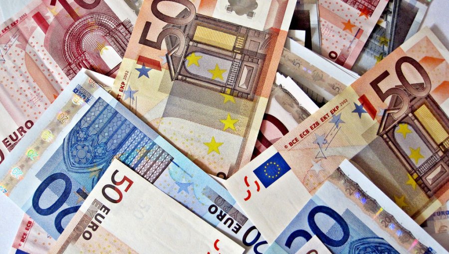 El euro sube a 1,1104 dólares