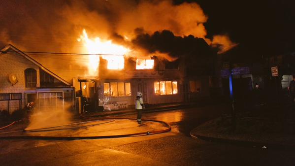 Incendio consumió conocido restaurante y residencial de Dalcahue