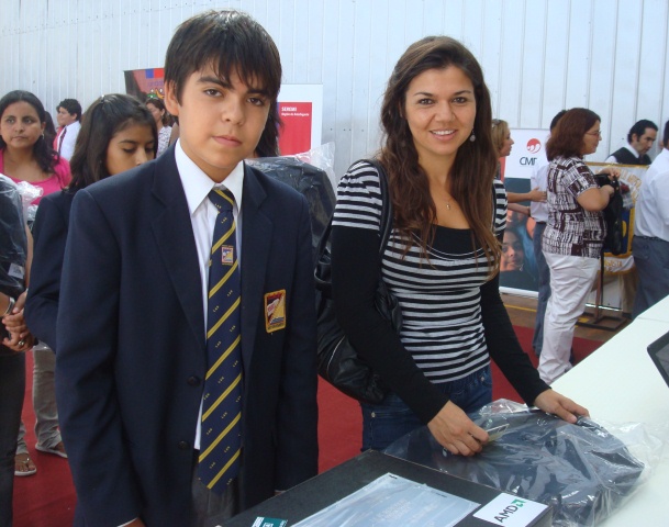 Junaeb entrega dos computadores a alumnos del Colegio Insular Robinson Crusoe