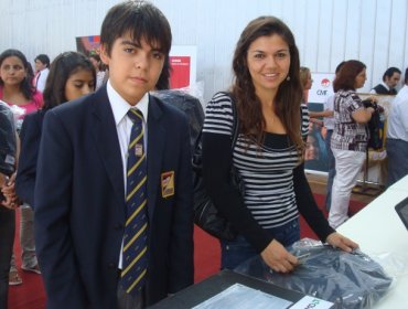 Junaeb entrega dos computadores a alumnos del Colegio Insular Robinson Crusoe