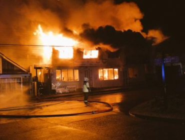 Incendio consumió conocido restaurante y residencial de Dalcahue