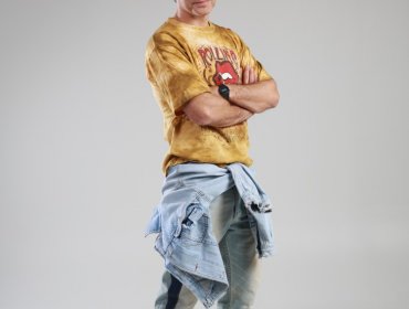 Francisco Pérez Bannen sorprende con divertido look para Veinteañero a los 40