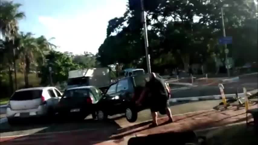 Video: Ciclista furioso mueve auto con sus brazos que bloqueaba la ciclovía