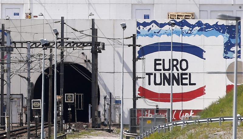 Londres reforzará seguridad en entrada del Eurotúnel en Calais por inmigrantes