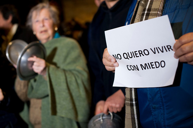 Vecinos protestan con "cacerolazos" y bocinazos en contra de la delincuencia