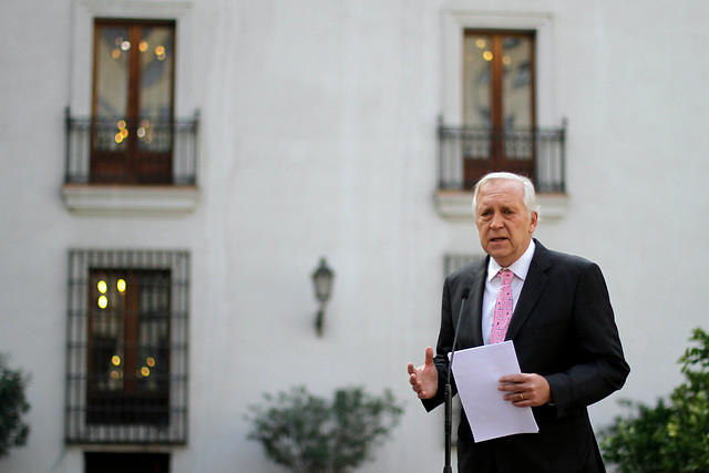 Ministro Burgos llama al Ejército a no amparar "pactos de silencio"
