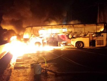 Rancagua: Trabajadores de mina El Teniente queman dos buses durante manifestaciones