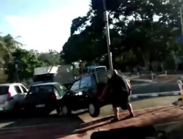 Video: Ciclista furioso mueve auto con sus brazos que bloqueaba la ciclovía