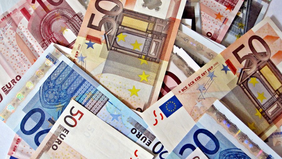 El euro se mantiene en 1,1033 dólares
