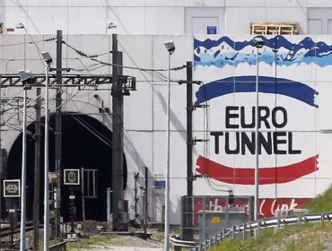 Londres reforzará seguridad en entrada del Eurotúnel en Calais por inmigrantes