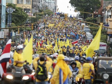 Taxistas de Costa Rica protestan contra Uber frente a embajada de Colombia