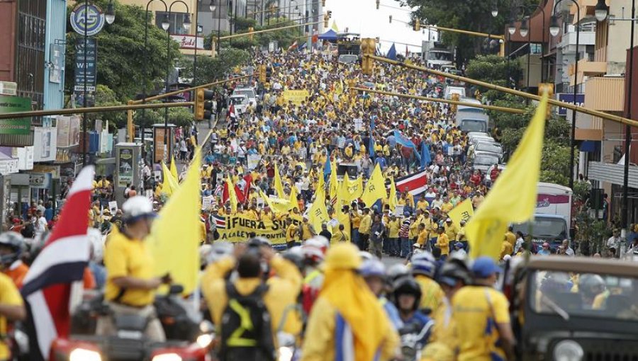 Taxistas de Costa Rica protestan contra Uber frente a embajada de Colombia