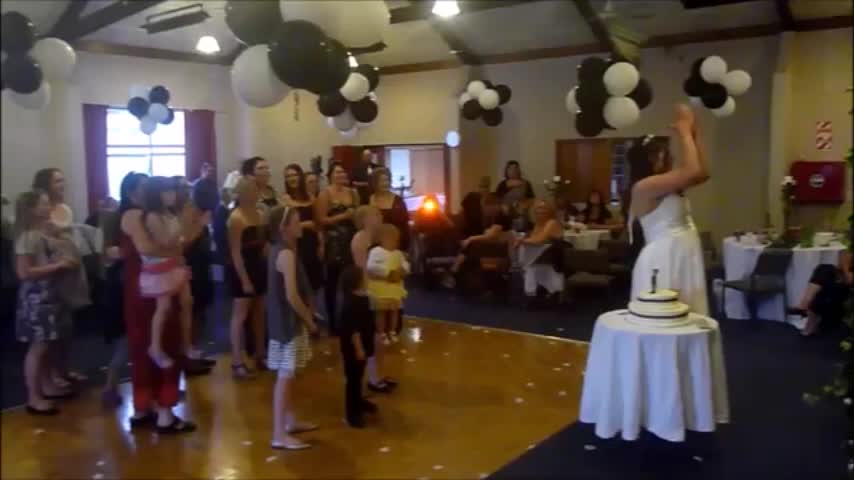 Video: ¡Se pasó! Es capaz de soltar a su hija por atrapar el ramo de la novia