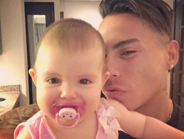 La arriesgada forma en que Eduardo Vargas tomó a su hija y que causó debate en las redes