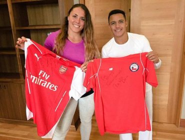 Alexis Sánchez intercambió camisetas con Natalia Ducó