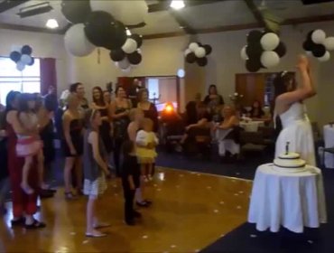 Video: ¡Se pasó! Es capaz de soltar a su hija por atrapar el ramo de la novia